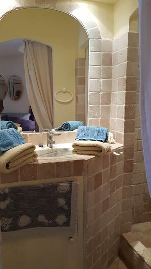 Bathroom - la maisonnette (LE PLAN DE LA TOUR)