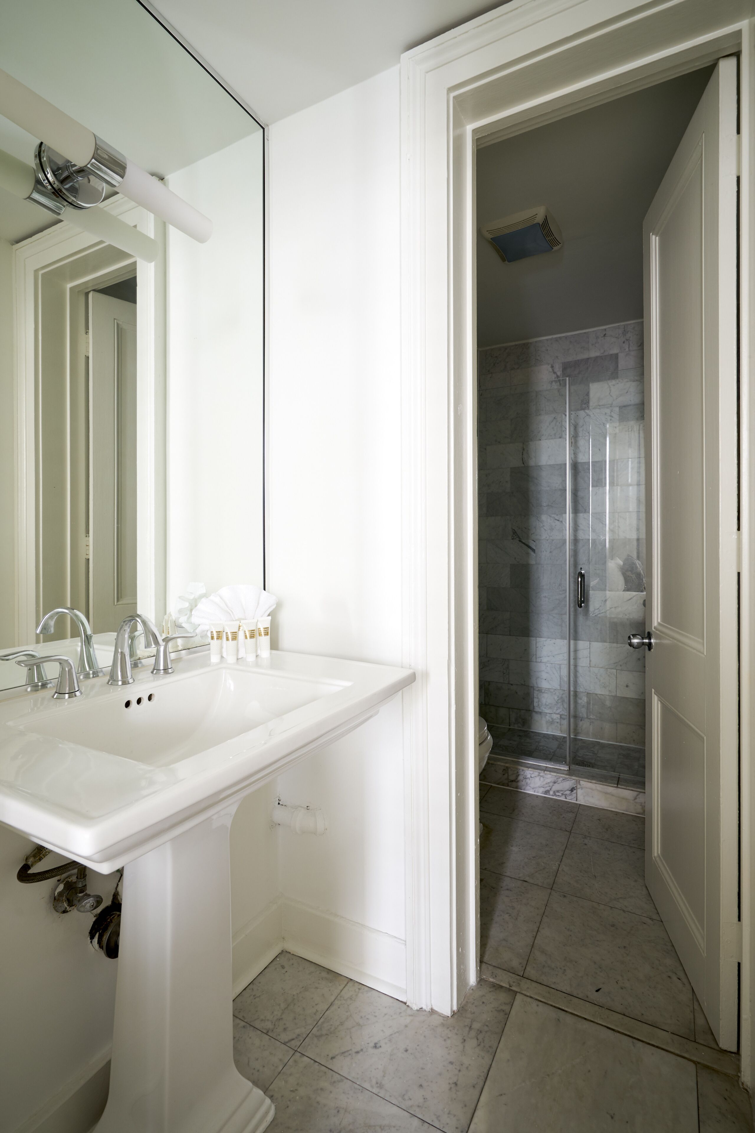 Sonder St. Helene | Queen Room w/ Balcony