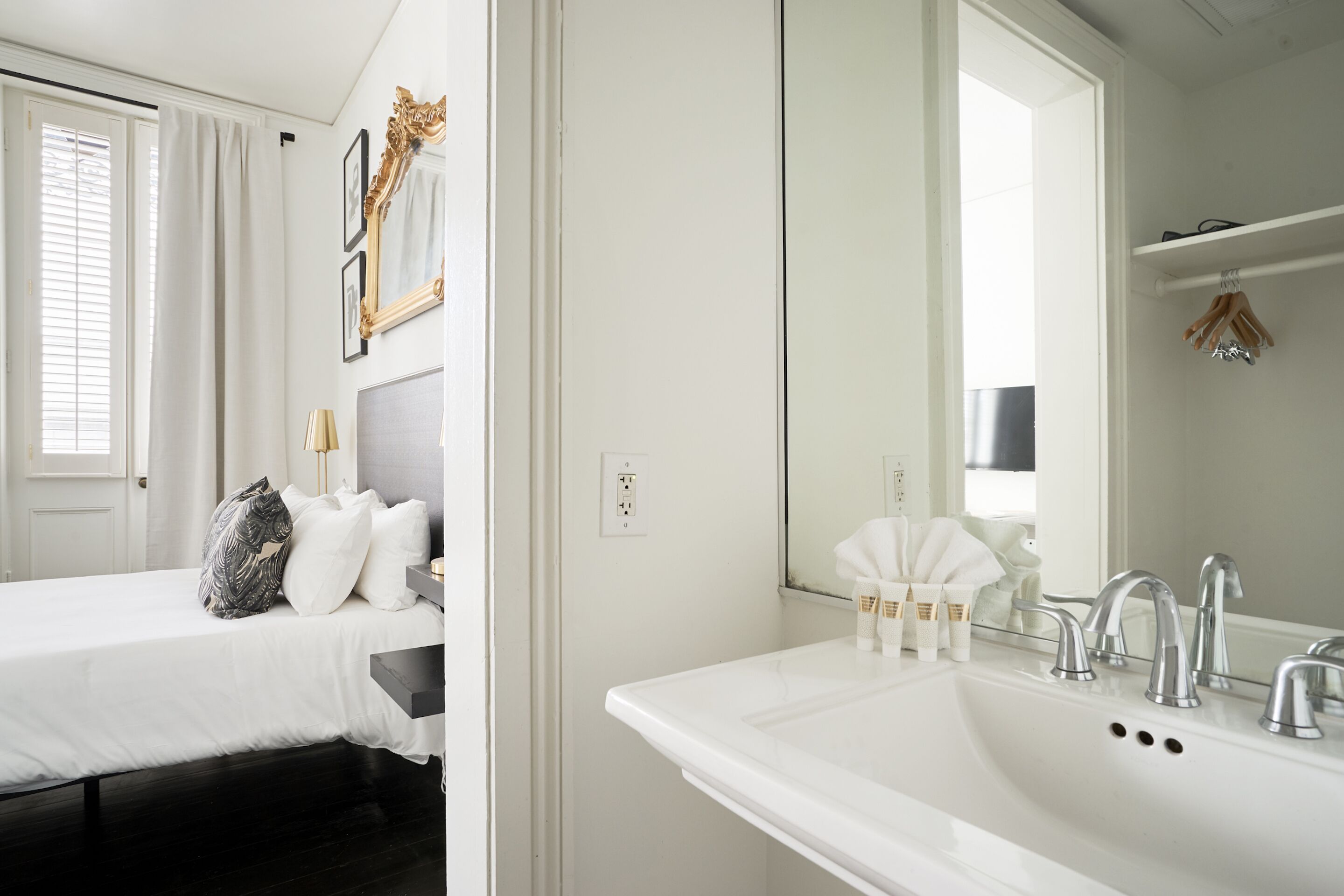 Sonder St. Helene | Queen Room w/ Balcony