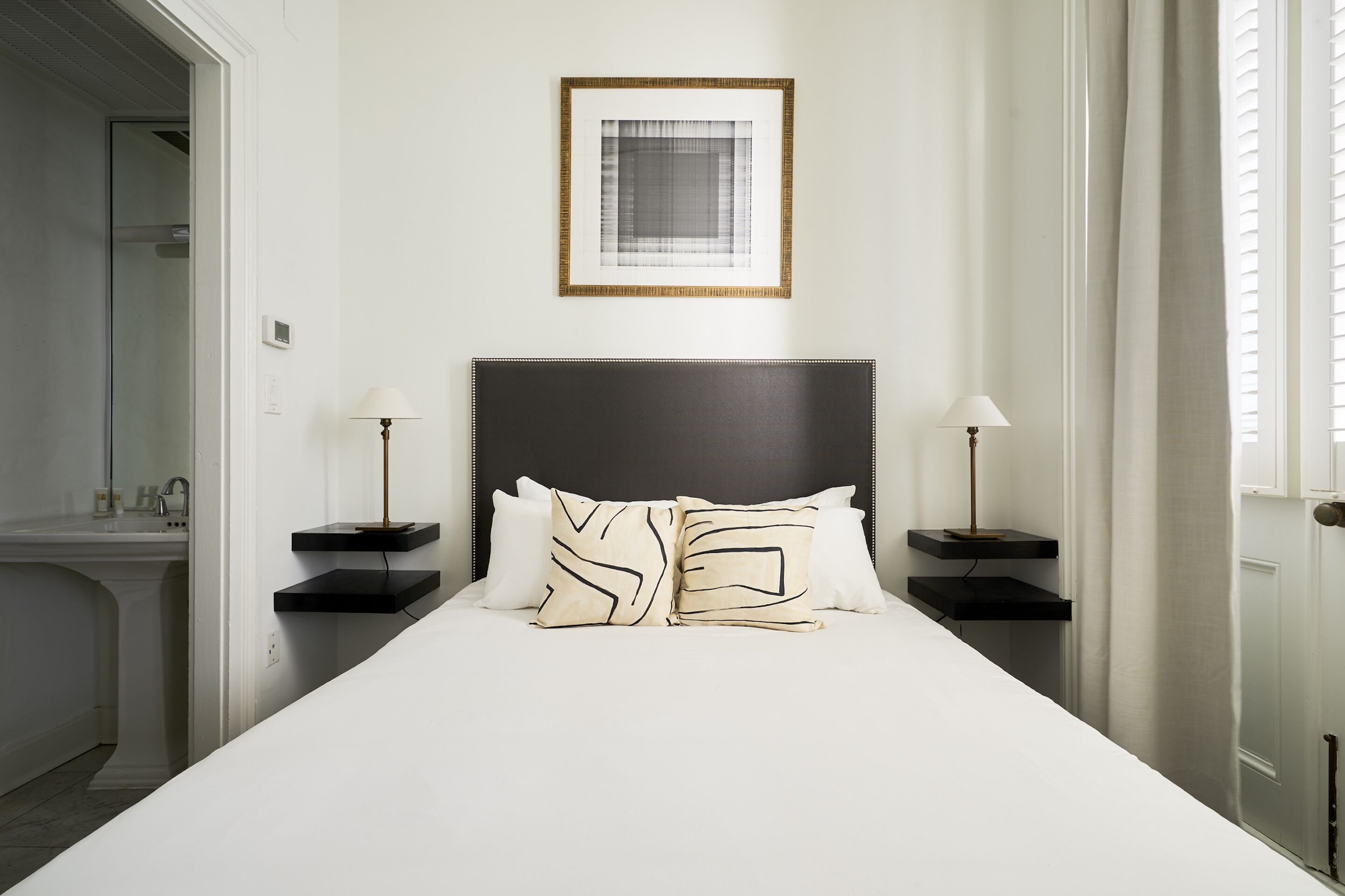 Sonder St. Helene | Queen Room w/ Balcony