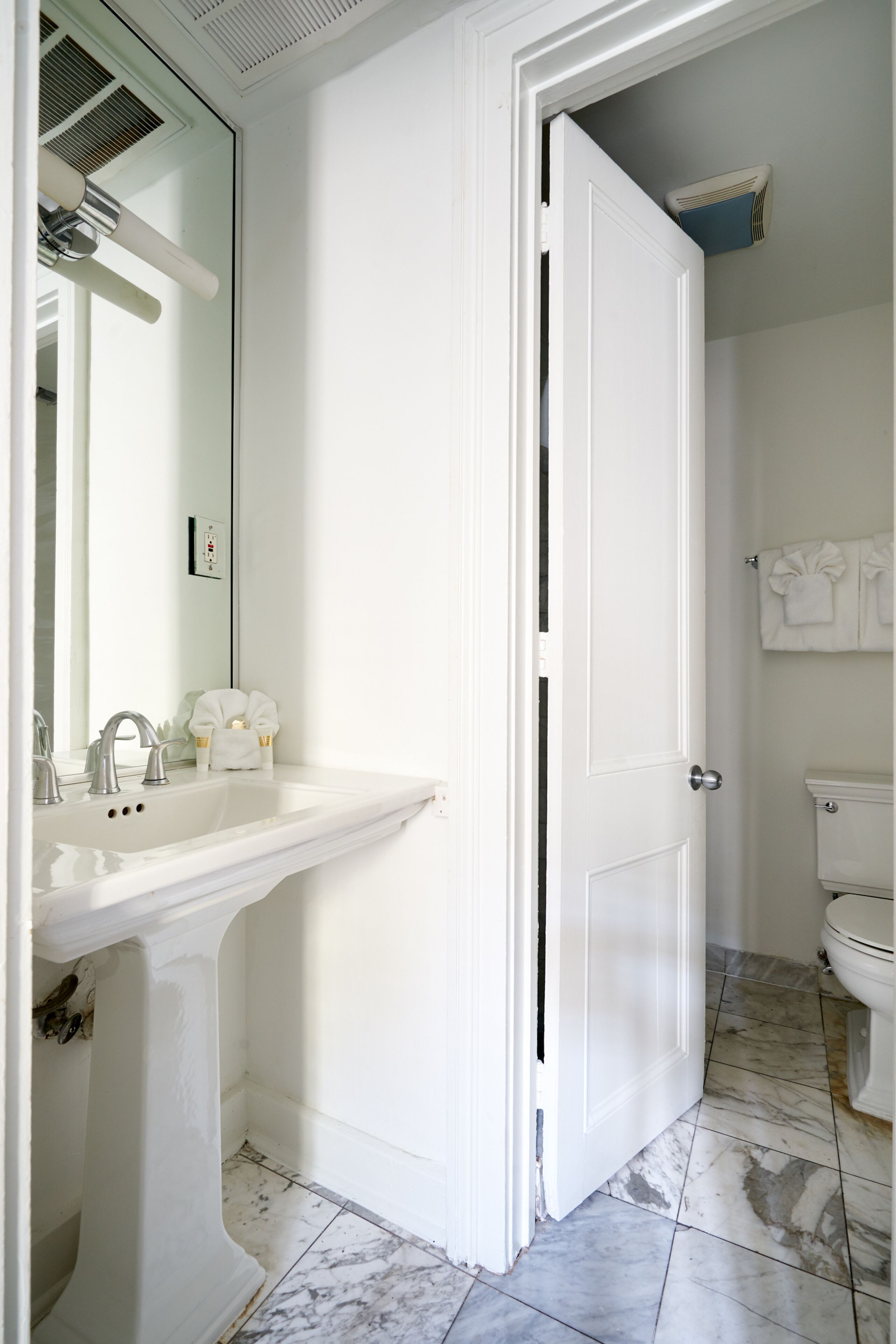 Sonder St. Helene | Queen Room w/ Courtyard View