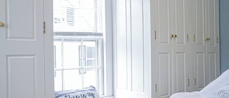 6 bedrooms, desk, iron/ironing board, free WiFi