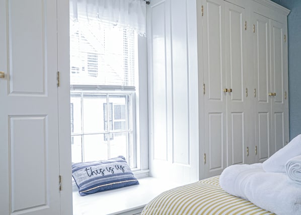 6 bedrooms, desk, iron/ironing board, free WiFi