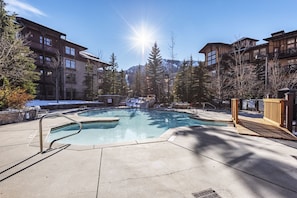 Alberca al aire libre y alberca climatizada