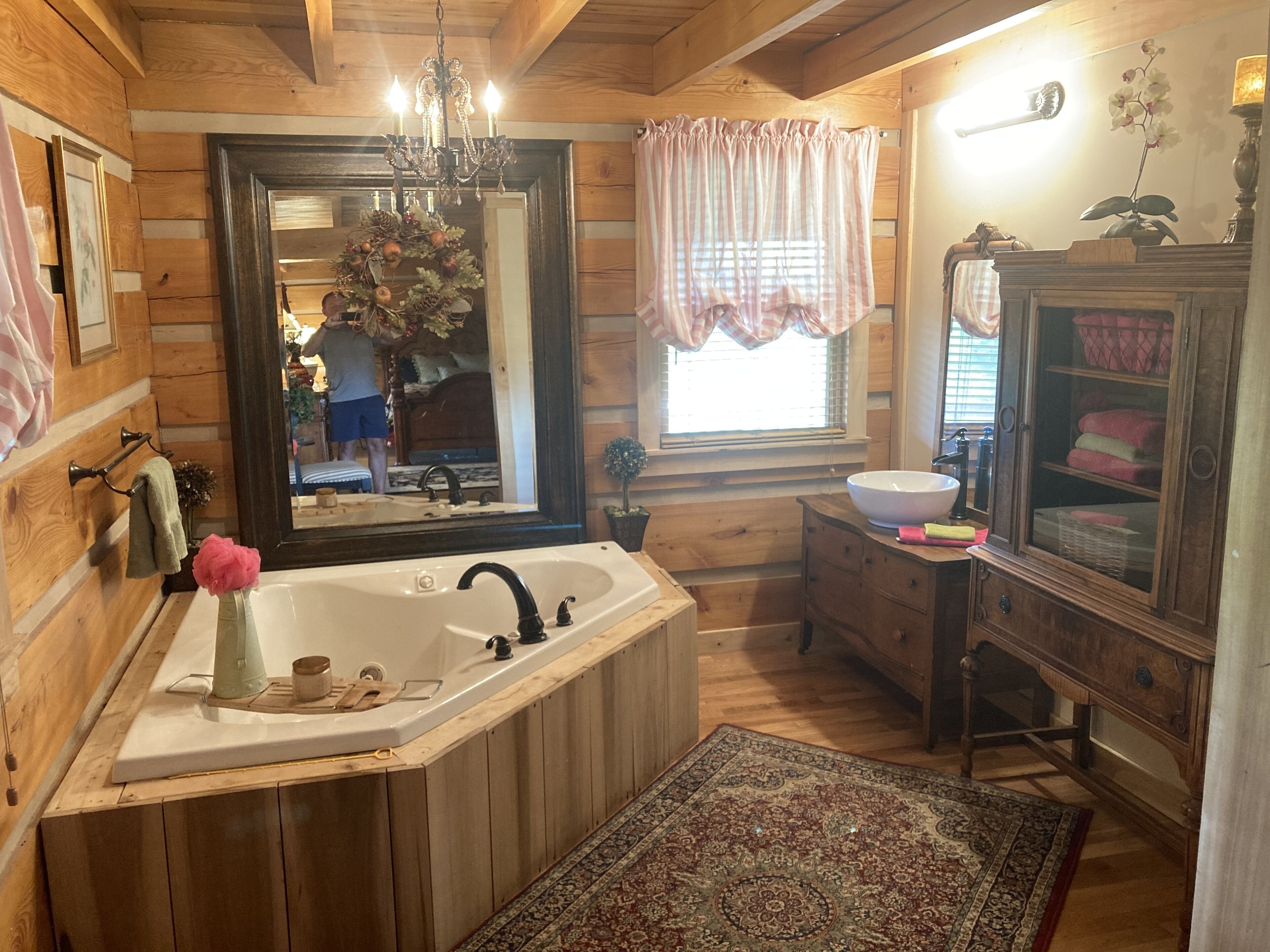 The Bourbon Lodge - Log home escape, Bourbon Trail, sunsets, peaceful retreat 