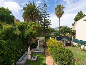 Property grounds - House with cozy garden BBQ (Santa Brígida)