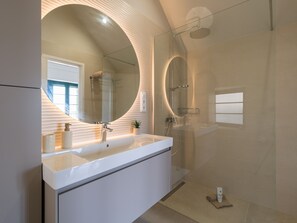 Bathtub, hair dryer, towels, toilet paper - House with cozy garden BBQ (Santa Brígida)