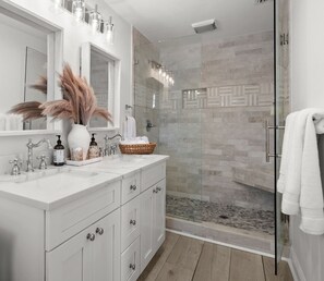 Badewanne, Haartrockner, Handtücher, Seife
