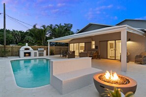 Outdoor pool, a heated pool - Naples Oasis - Heated Pool, Pizza Oven, Fire Pit & Near Vanderbilt Beach (Naples)