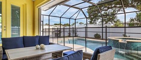 حمّام سباحة مُدفَّأ