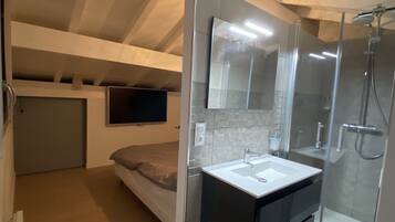 4 bedrooms, desk, iron/ironing board, WiFi