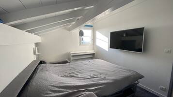 4 bedrooms, desk, iron/ironing board, WiFi