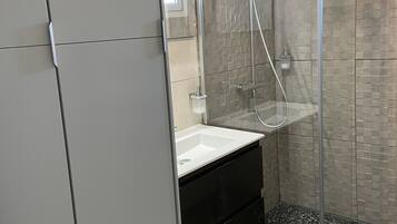 Douche, sèche-cheveux, serviettes fournies, savon