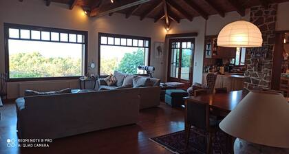 Κατοικία σε κτήμα σε απόσταση αναπνοής από την Αθήνα και τη θάλασσα