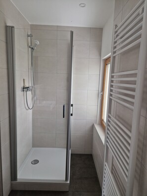 Chuveiro, secador de cabelo, toalhas de banho, sabonete