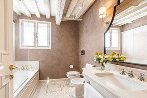 Badewanne und Dusche (separat), kostenlose Toilettenartikel