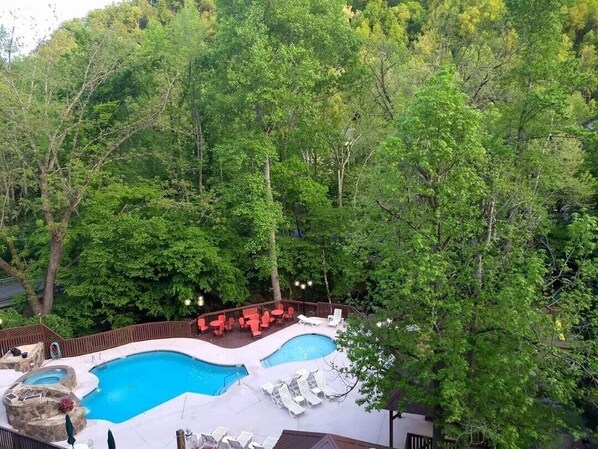 Alberca techada y alberca al aire libre