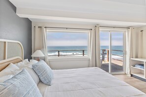 Deluxe King Room with Jetted Tub and Ocean View | Decoración personalizada, muebles diferentes y wifi gratis