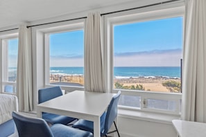 Three Queen Room with Ocean View | Living area | 32-inch flat-screen TV with cable channels, TV - Seagull Beachfront Inn (Lincoln City)