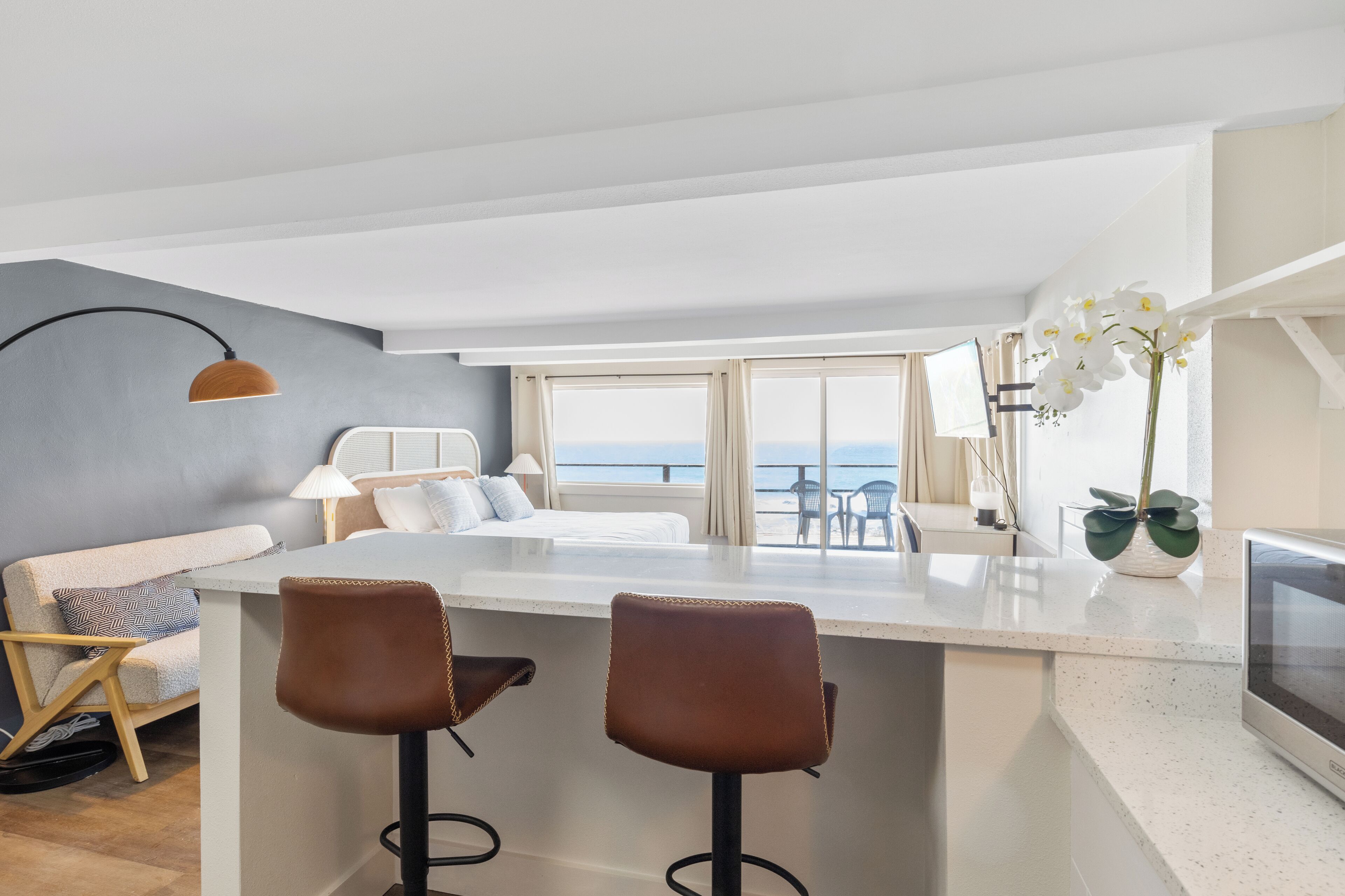 Deluxe King Room with Jetted Tub and Ocean View | 特色装修、特色家居、免费 WiFi、床单