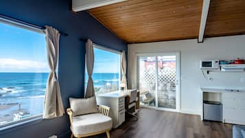 Deluxe Cottage w/Hot Tub, Kitchenette | 特色装修、特色家居、免费 WiFi、床单