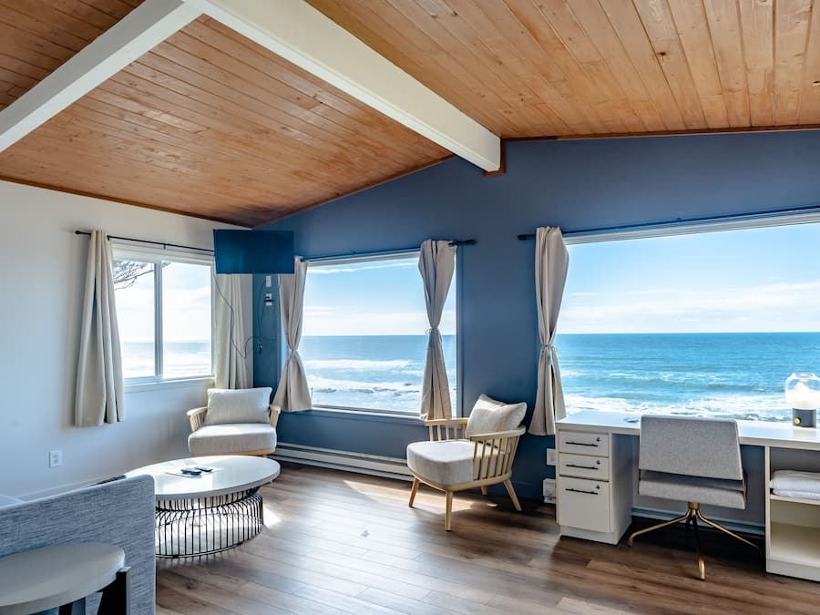 Deluxe Cottage w/Hot Tub, Kitchenette | Individuell inredning, unika möbler, gratis wi-fi och sängkläder