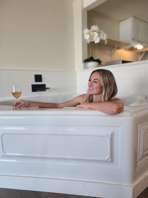 Deluxe King Room with Jetted Tub and Ocean View