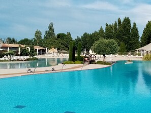 Utendørsbasseng og et oppvarmet basseng