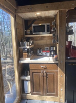 Fridge, microwave, stovetop, coffee/tea maker - Glamorous Camping on a Hilltop (Verona)