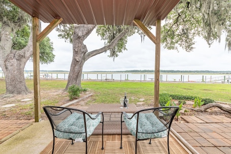 Property grounds. Charming Coastal Casa on Beaufort's Battery Creek