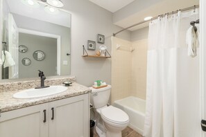 Duschwanne, Haartrockner, Handtücher, Toilettenpapier