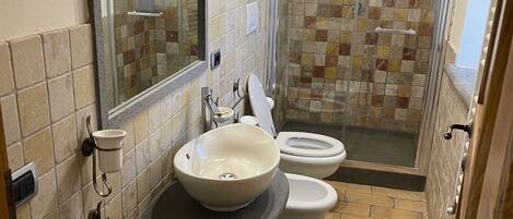 Douche, bidet, serviettes fournies