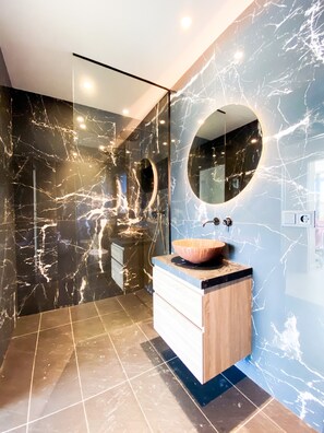 Ensemble douche/baignoire, bidet, shampoing