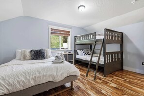 3 bedrooms, desk, iron/ironing board, travel cot