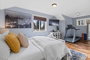 3 bedrooms, desk, iron/ironing board, travel cot