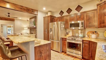 Jääkaappi, mikroaaltouuni, uuni, liesi