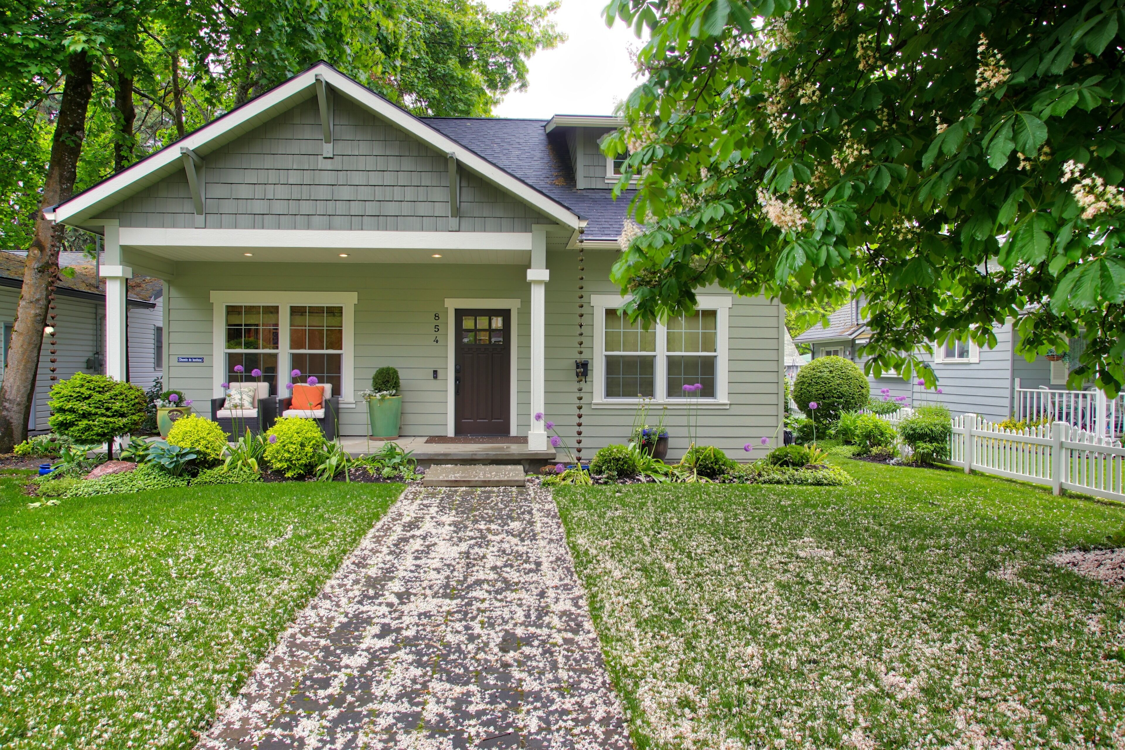 Spacious home W/ hot tub, Outside dining, BBQ, fire pit & backyard games!