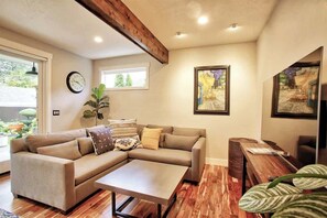 Smart TV, fireplace, stereo, offices - Luxury CDA home walk to lake with hot tub (Coeur d'Alene)