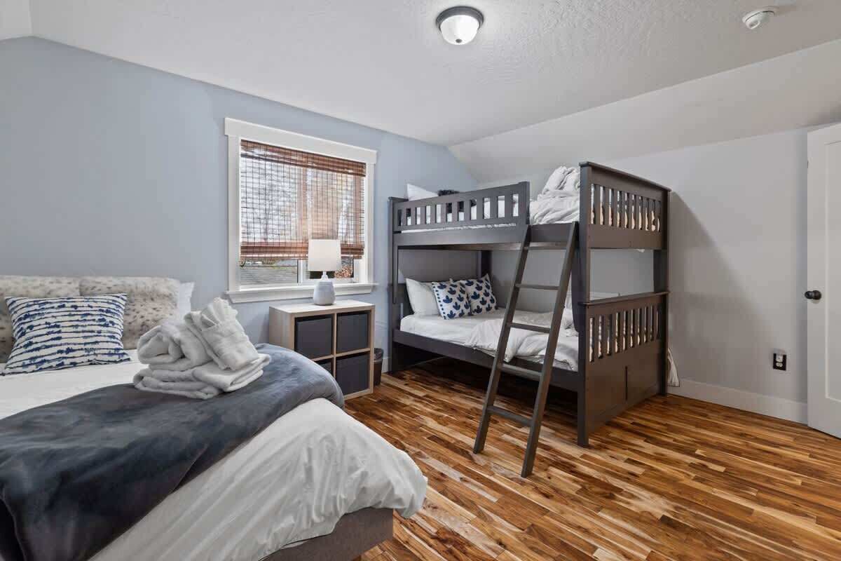 3 makuuhuonetta, työpöytä, silitysrauta/-lauta, vauvan matkasänky