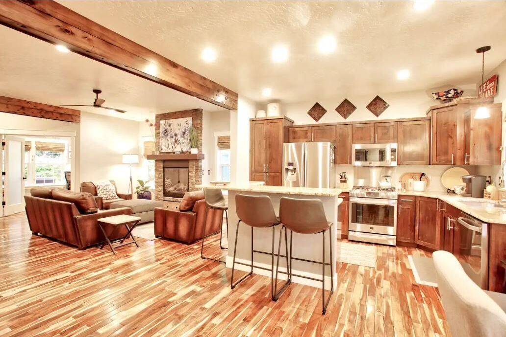 Spacious home W/ hot tub, Outside dining, BBQ, fire pit & backyard games!