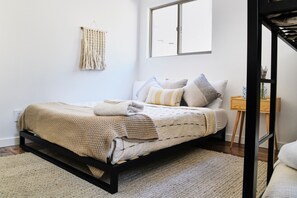 2 bedrooms, travel cot, free WiFi, bed sheets