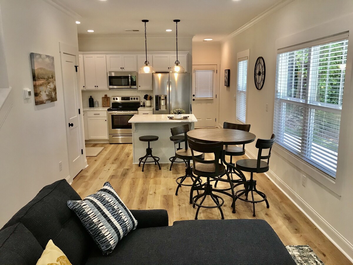 New Cozy Townhome Steps to Downtown Greenville