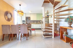 Casa geminada | Área de estar | TV 42 polegadas com canais a cabo