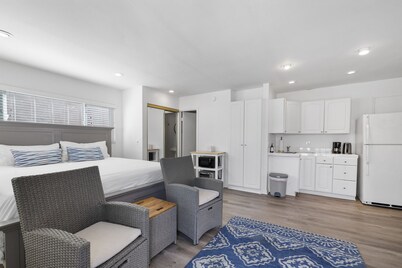 Island Suite - Amazing location by Balboa Ferry and Beaches with New A/C