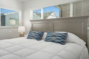 1 bedroom, WiFi, bed sheets - Island Suite - Amazing location by Balboa Ferry and Beaches with New A/C (Newport Beach)