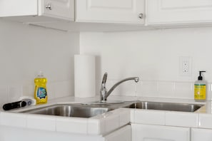 Refrigerador, microondas, cafetera y tetera y utensilios de cocina