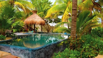 Hồ bơi ngoài trời