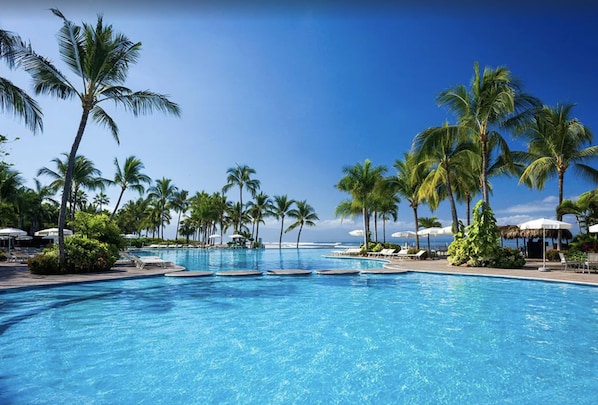 Alberca al aire libre y alberca climatizada