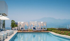 Piscina a l'aire lliure i piscina climatitzada 