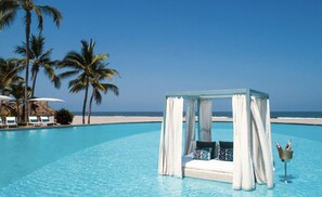 Alberca al aire libre y alberca climatizada